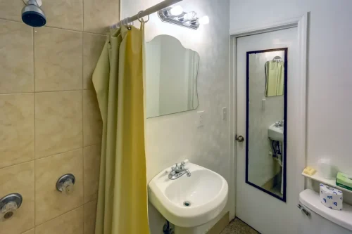  up to 2 people   